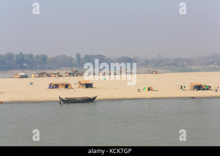 Saisonale Hütten und Unterständen an den Ufern des Irrawaddy Flusses in Myanmar (Burma). Stockfoto