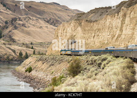 Personenzug in der North Thompson River Canyon in British Columbia, Kanada reisen. Stockfoto