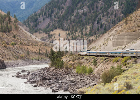 Personenzug in der North Thompson River Canyon in British Columbia, Kanada reisen. Stockfoto