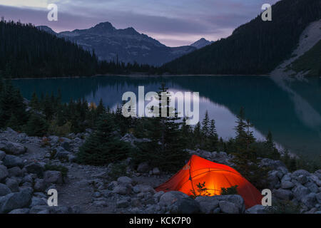 Zelt am Ufer des oberen Joffre Lake in der Nacht in Joffre Lakes Provincial Park in British Columbia, Kanada. Stockfoto