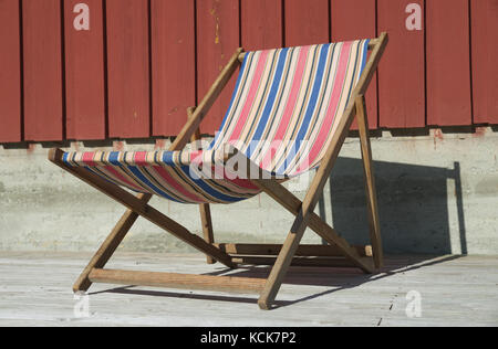 Eine alte Liegestuhl mit einem bunten Stoff. Stockfoto