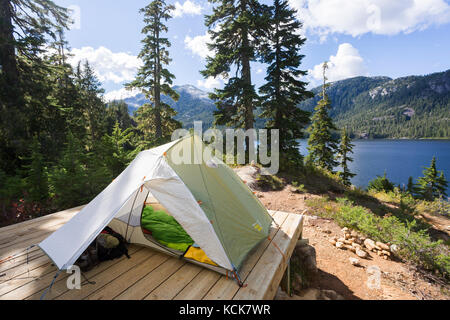 Ein Zelt mit Blick auf den Bedwell Lake im Strathcona Park auf der Central Vancouver Island. Strathcona Park, Vancouver Island, British Columbia, Kanada Stockfoto