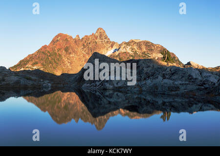 Der Mt. Das Septimus-Massiv befindet sich in einem großen tarn, in der Nähe des Cream Lake im Strathcona Park, Strathcona Park, Central Vancouver Island, British Columbia, Kanada Stockfoto