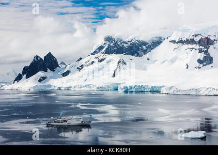 Akademic Sergey vavilov Anker entlang der danco Coast während der Erkundung der Antarktischen Halbinsel, danco, Antarktische Halbinsel, Antarktis Stockfoto