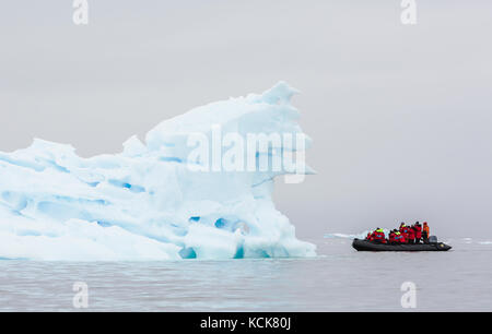 Ein Passagier gefüllt zodiak Kreuzfahrten unter Eis fließt in der Nähe von pleneau Island, Antarktische Halbinsel, Antarktis Stockfoto