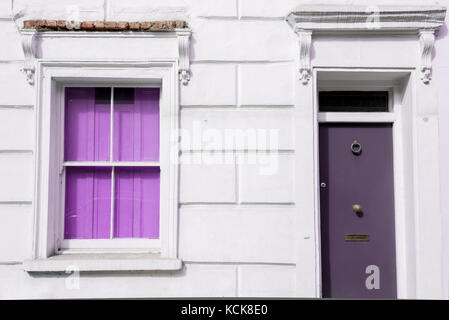 Fassade eines viktorianischen Gebäude mit hellen Violett für Fenster und Türen auf einer weißen Wand Stockfoto