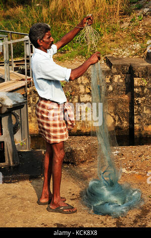 Fischer an der Verriegelung in den backwaters zwischen Kollam und Cochin, Kerala, Indien Stockfoto