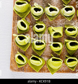 Grüne Tortellini mit Spinat und Ricotta vor Kochen. raw gefüllte Pasta. gesunde italienische Lebensmittel Stockfoto