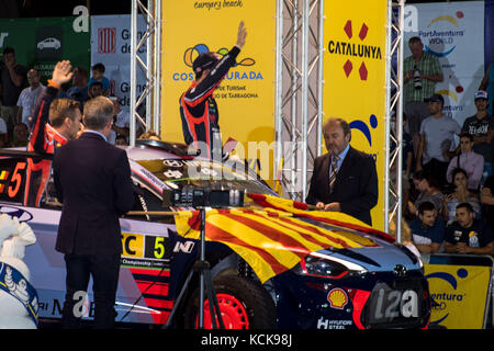 Barcelona, Spanien. Oktober 2017. #5 Thierry Neuville (Bel) und Co-Pilot Nicolas Gilsouls (Bel) von Hyundai Motorsport werden beim Start der Rallye de España-Runde der FIA-Rallye-Weltmeisterschaft 2017 abgesetzt. Quelle: Hugh Peterswald/Pacific Press/Alamy Live News Stockfoto