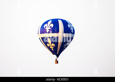 Heißluftballons auf weißem Hintergrund Stockfoto