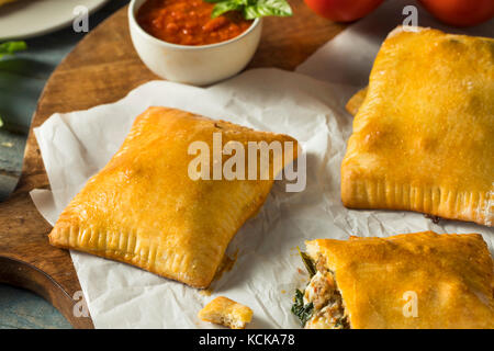 Hausgemachte Wurst pocket Pizza Calzone mit Käse und Marinara Stockfoto