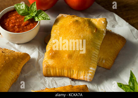 Hausgemachte Wurst pocket Pizza Calzone mit Käse und Marinara Stockfoto