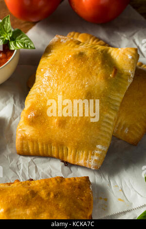 Hausgemachte Wurst pocket Pizza Calzone mit Käse und Marinara Stockfoto