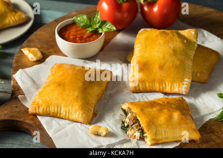 Hausgemachte Wurst pocket Pizza Calzone mit Käse und Marinara Stockfoto