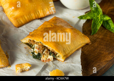 Hausgemachte Wurst pocket Pizza Calzone mit Käse und Marinara Stockfoto