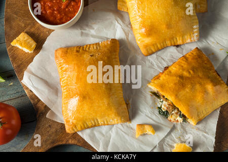 Hausgemachte Wurst pocket Pizza Calzone mit Käse und Marinara Stockfoto