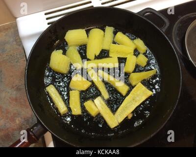 888 Braten nach dem Kochen (yuca fritta) Stockfoto