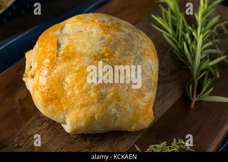 Hausgemachte gourmet einzelnen Beef Wellington bereit zu essen Stockfoto