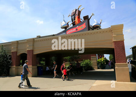 Zeichen Hershey's überstieg Eingang von Hershey's Chocolate World mit den Besuchern im Vordergrund. Hershey. Pennsylvania. USA Stockfoto