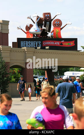 Zeichen Hershey's überstieg Eingang von Hershey's Chocolate World mit den Besuchern im Vordergrund. Hershey. Pennsylvania. USA Stockfoto