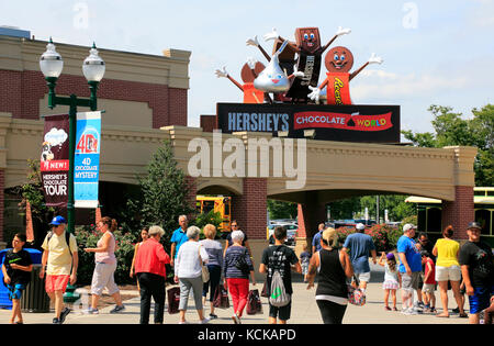 Zeichen Hershey's überstieg Eingang von Hershey's Chocolate World mit den Besuchern im Vordergrund. Hershey. Pennsylvania. USA Stockfoto