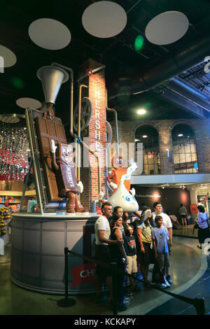 Besucher in Hershey's Chocolate World. Hershey. Pennsylvania. USA Stockfoto