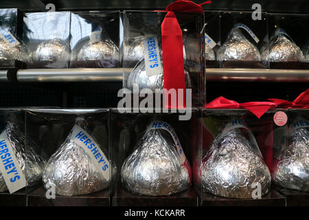 Riesige küsst Schokolade aus dem Verkauf im Markt Store von Hershey's Chocolate World. Hershey. Pennsylvania. USA Stockfoto