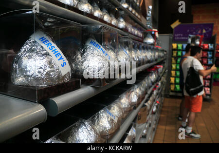 Riesige küsst Schokolade aus dem Verkauf im Markt Store von Hershey's Chocolate World. Hershey. Pennsylvania. USA Stockfoto