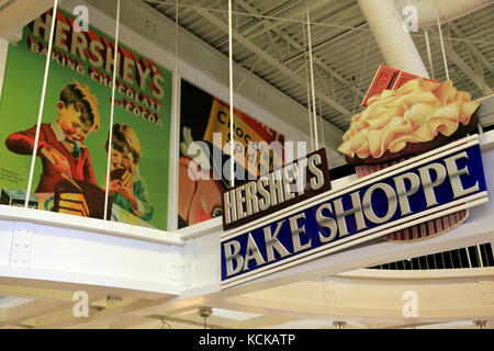 Das Vorzeichen von Hershey's Bake Shoppe mit Kopien von historischen Plakaten von Hershey Schokolade, Hershey's Chocolate World. Hershey. Pennsylvania. USA Stockfoto