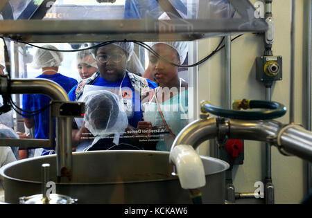 Kinder betrachten die Schokolade in der Großen Maschine - Ihre = eigene Candy Bar in Hershey's Chocolate World. Hershey. Derry Township. Pennsylvania. USA Stockfoto