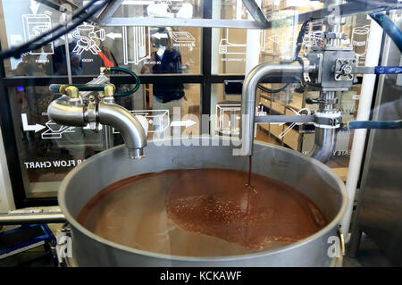 Geschmolzene Schokolade in der Werkstatt von Erstellen Sie Ihre eigenen Schokoriegel in Hershey's Chocolate World. Hershey. Derry Township. Pennsylvania. USA Stockfoto