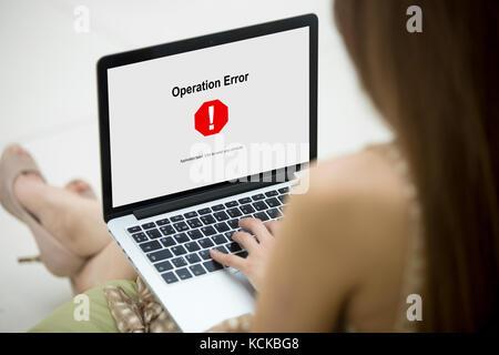 Frau in schönes Kleid im Betrieb Fehler beim Suchen auf dem Laptop Bildschirm. Softwarefehler, App aufgehört zu arbeiten, Rechnereinheit brach, Systemabsturz unerwartete Stockfoto