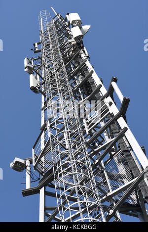 Fernmeldeturm mit Antennen gegen den blauen Himmel Stockfoto