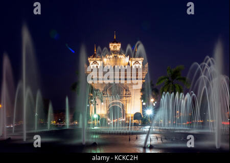 Patuxay oder patuxai Victory Monument, architektonisches Wahrzeichen von Vientiane, der Hauptstadt von Laos Stockfoto