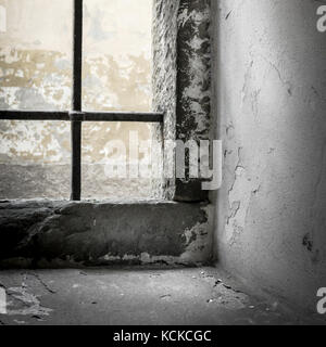 Alten grunge Gefängnis mit Sonnenstrahlen durch die vergitterten Fenster brechen. seichte Freiheitsgrad. Stockfoto