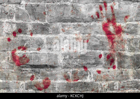 Blutige Handabdrücke und Flecken von Blut auf grunge Wand. Hintergrund für spooky Inhalt, Halloween und vieles mehr. Stockfoto