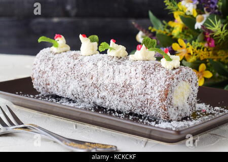 Hausgemachte Kekse Rolle mit Kokos Füllung ohne Backen ganze Stück Stockfoto