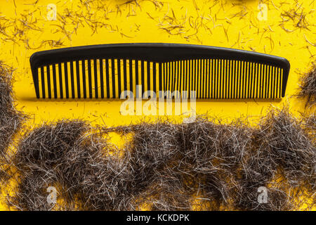 Kamm und Bart Garnituren auf einem hellen gelben Hintergrund. Konzept für herrenkosmetik und Stil bewusst Männer für Movember Stockfoto