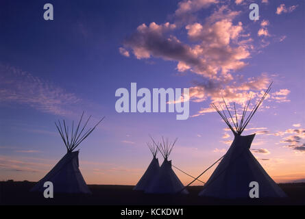 Tipis in der Morgendämmerung, Wanuskewin Heritage Park, Saskatoon, Saskatchewan, Kanada Stockfoto