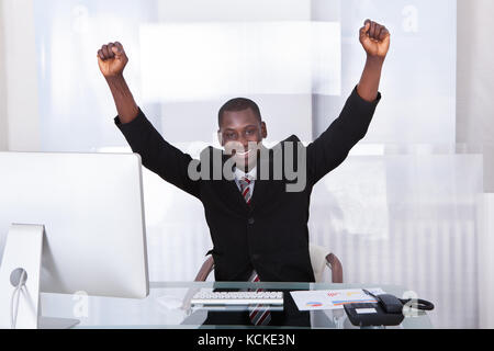 Neugierige junge Geschäftsmann seine Hände in der Freude Stockfoto
