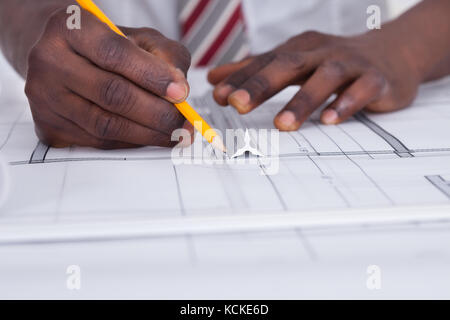 Nahaufnahme einer afrikanischen Architekten Zeichnung Blueprint Stockfoto