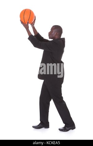 Porträt der jungen afrikanischen Geschäftsmann holding Basketball Stockfoto