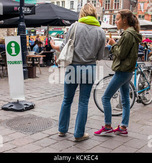 Zwei Touristen, Karte lesen; am Touristeninformationsschild, am Sint-Veerleplein Place, Gent Belgien, Stockfoto