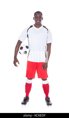 Portrait von Happy afrikanische Fußball-Spieler mit Ball auf weißem Hintergrund Stockfoto