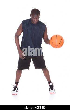 Afrikanische jungen Mann mit Basketball auf weißem Hintergrund Stockfoto