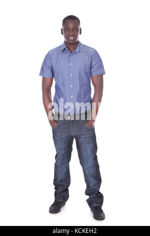 Glückliche junge Mann mit weißem Hintergrund Stockfoto