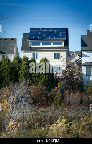 Freistehendes Einfamilienhaus mit Sonnenkollektoren Stockfoto