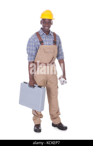 Afrikanische männlichen Arbeitnehmer tragen Toolbox Over White Background Stockfoto