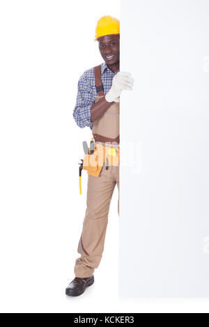 Junge Handwerker Holding leere Bill Board Over White Background Stockfoto