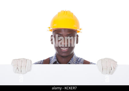 Junge Handwerker Holding leere Bill Board Over White Background Stockfoto